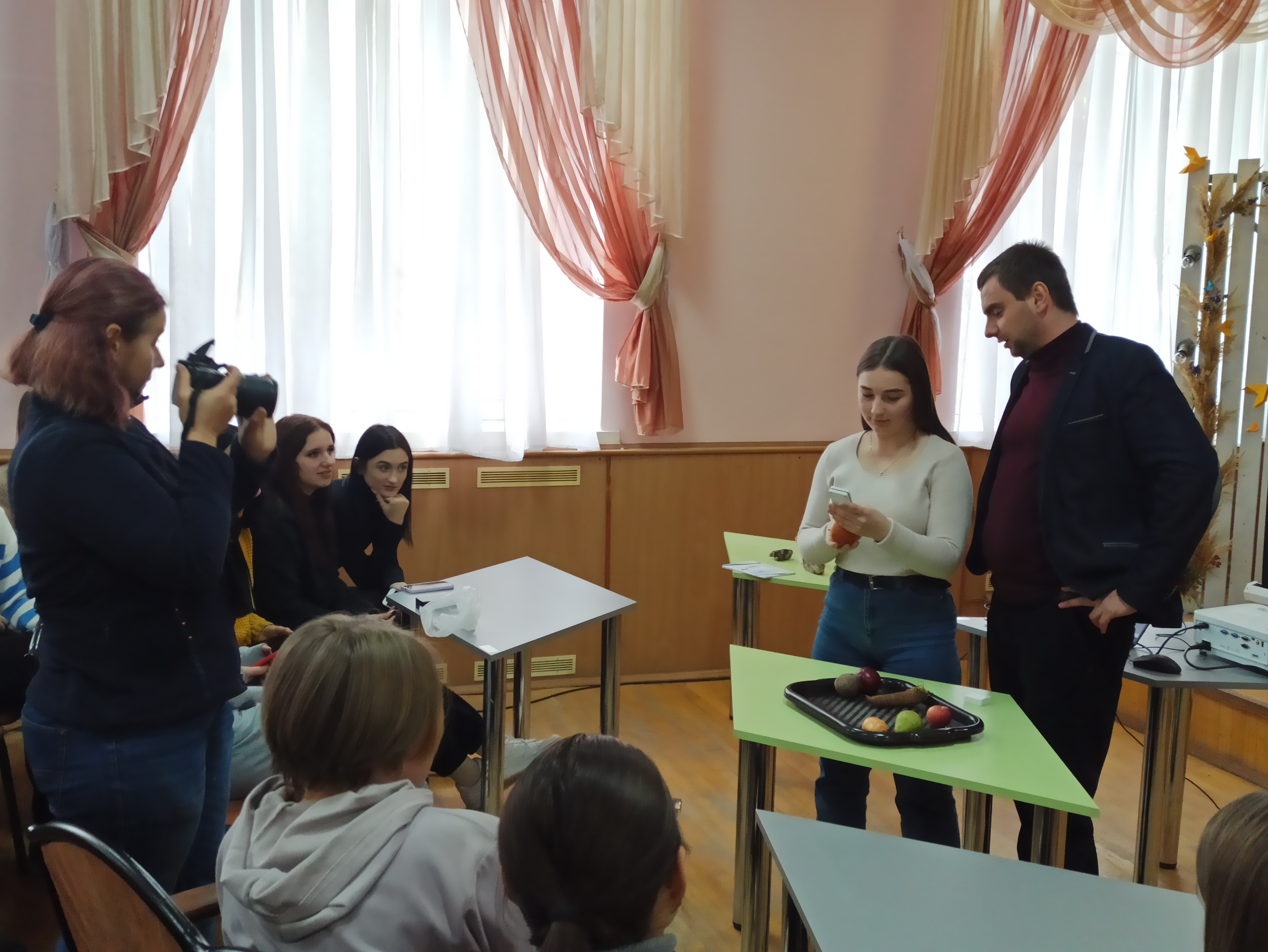 Учні коледжу виконують досліди з визначення вмісту нітратів у фруктах